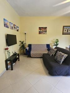 a living room with a couch and a tv at Apartamento en Las Terrenas in Las Terrenas