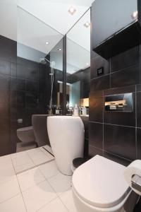 ein Badezimmer mit weißer Toilette und Waschbecken in der Unterkunft Unique Integrated Hotel in Zadar