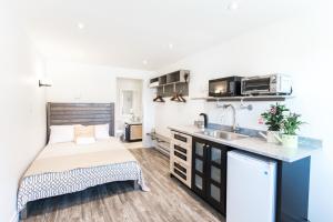 a small kitchen with a bed and a sink at Whale House Guest House in Mobile +45 photos