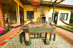 a table on the patio of a house at finca la sultana in Salento