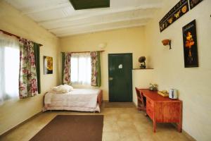 a bedroom with a bed and a wooden table at finca la sultana in Salento
