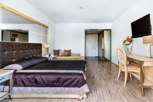 Pokój hotelowy z dużym łóżkiem i biurkiem w obiekcie Elinotel Apolamare Hotel w mieście Hanioti
