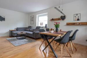 a living room with a table and a couch at Auszeit in Bad Zwischenahn