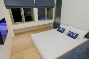 1 dormitorio con cama y ventana grande en 車站100m民宿丨電梯附停車場, en Hualien City