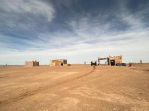 a dirt road in the middle of the desert at Bivouac Porte du Désert in Mhamid