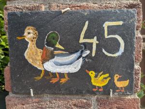 a sign with three ducks and a number five at Le temps des vacances in Vaudricourt