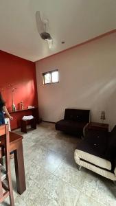 ein Wohnzimmer mit Sofa und Tisch in der Unterkunft Ecolodge Batel Alagoas in Coruripe