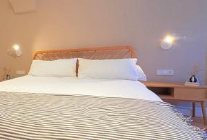 a bedroom with a bed with a wooden headboard and a desk at Zentrale Wohnung in Garmisch mit Zugspitzblick in Garmisch-Partenkirchen