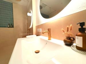 a bathroom with a white sink and a mirror at Zentrale Wohnung in Garmisch mit Zugspitzblick in Garmisch-Partenkirchen