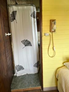 a shower curtain with leaves on it in a bedroom at Casa Viedma in El Chalten