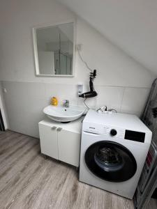 a bathroom with a washing machine and a sink at Monteurwohnung Krefeld WorkStay in Krefeld