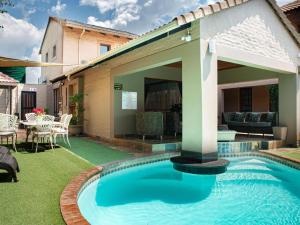 a swimming pool in the yard of a house at The Orion Guesthouse in Middelburg +20 photos