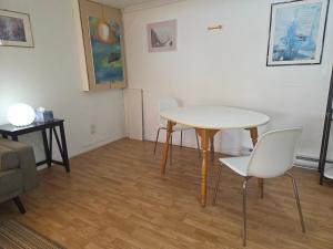 a table and chairs in a living room with a table and chairs at L ' Arlequin Suite et logement in Vaudreuil-Dorion
