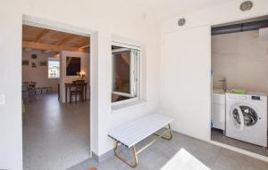 a white room with a bench and a washing machine at Corte Maccarini - Appartamento Venezia - Dotato di corte interna privata in Mel