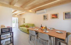a living room with a table and a couch at Corte Maccarini - Appartamento Venezia - Dotato di corte interna privata in Mel