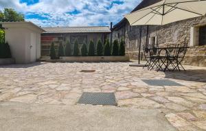 a patio with a table and an umbrella at Corte Maccarini - Appartamento Venezia - Dotato di corte interna privata in Mel +65 photos