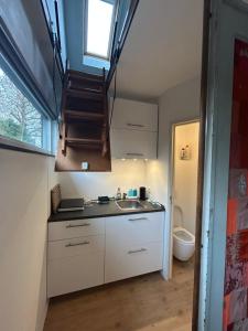 a small kitchen with a sink and a window at Huisje Vivaldi in Den Bosch