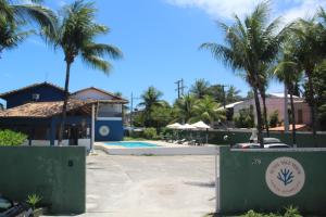 ein Resort mit Swimmingpool und Palmen in der Unterkunft Hotel Vale Verde Coroa Vermelha in Santa Cruz Cabrália