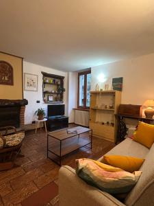 a living room with a couch and a table at Al civico 7 Relax a due passi dal lago di Como in Oliveto Lario