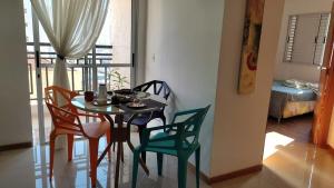 a dining room table and chairs in a room with a window at Refúgio das montanhas - Centro in Poços de Caldas