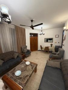 a living room with a couch and a table at اليرموك 4 شوارع in Baghdād