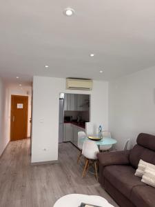 ein Wohnzimmer mit Sofa und Tisch in der Unterkunft Las Damas Piso18 in Benidorm