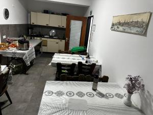eine Küche mit Tisch und Stühlen in einem Zimmer in der Unterkunft Dottore Privatel in Hamburg