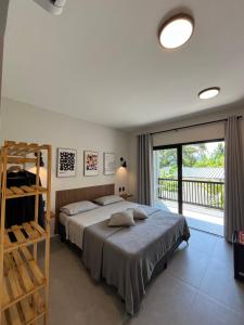 a bedroom with a bed and a balcony at Pousada Villa Julião in Ilhabela
