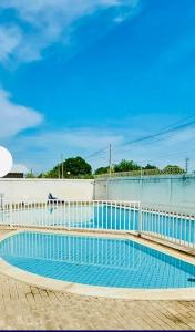 a swimming pool on the side of a building at Apartamento confortável para sua estadia in Teresina
