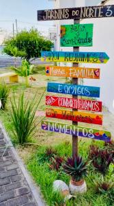 a directional sign in front of a building at Apartamento confortável para sua estadia in Teresina