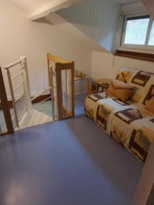 a bedroom with a bed and a window at Le Lorry 8 appartement in Laruns