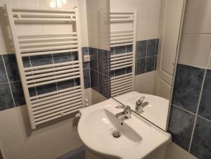 a bathroom with a sink and a mirror at Le Lorry 8 appartement in Laruns