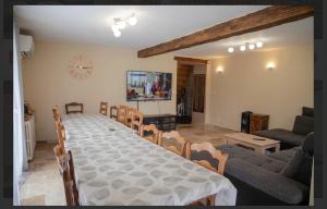 a living room with a long table and chairs at La Sinaise in Châteaumeillant