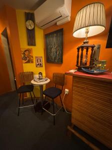 a room with a table and chairs and a lamp at Itty Bitty Inn in North Bend