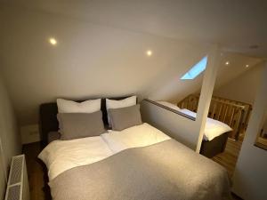 a small bedroom with a bed and a window at Ferienwohnung Kurze Auszeit 24 Std Check in in Hesel