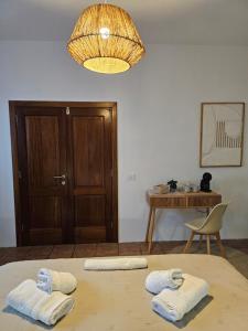 a room with a table with towels on it at Casona IROKO in La Costa