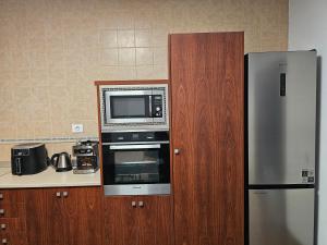 a kitchen with a microwave and a refrigerator at Casona IROKO in La Costa