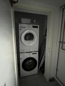 a washer and a washing machine in a hallway at Ellis Häusle in Nagold