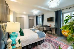 a bedroom with a bed and a living room at Waterhead Bath Suites - Parking and Light Breakfast in Ambleside