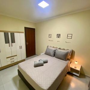 a bedroom with a large bed in a room at Casa completa com 2 quartos e garagem perto do aeroporto in Joinville