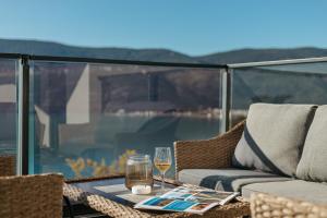 a table with a glass of wine on a balcony at Novi Hills Residence in Španjola