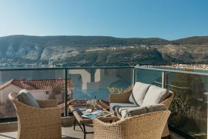 a balcony with chairs and a table with a view at Novi Hills Residence in Španjola