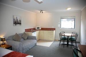 a living room with a couch and a table at Bella Vista Motel Hamilton in Hamilton