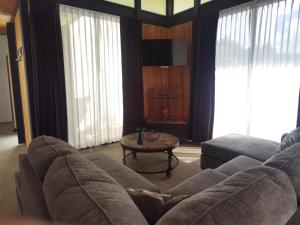 a living room with a couch and a table at Casa Nébula La Cima de Dota in El Copey