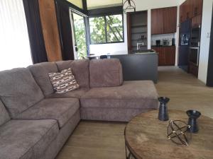 a living room with a couch and a table at Casa Nébula La Cima de Dota in El Copey