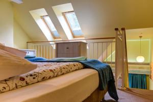 een slaapkamer met een bed in een kamer met dakramen bij OW Krakus I - pokoje i domki in Stegna