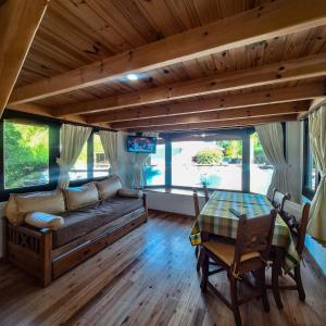 a living room with a couch and a table at Aparts Duendes del Arroyo in Villa General Belgrano
