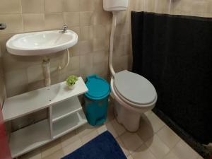 a bathroom with a sink and a toilet and a sink at Meu Point Itauna 1 - Paraíso a 50 Metros do Mar in Saquarema