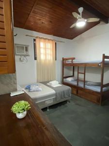 a room with two bunk beds and a table at Meu Point Itauna 1 - Paraíso a 50 Metros do Mar in Saquarema