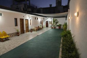 a hallway of a house with a green walkway at Hospedaje Dos Soles - Centro in Termas de Río Hondo
